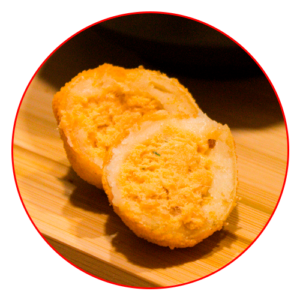 coxinha de frango cortada bem recheada e deliciosa da salgateria bolitos