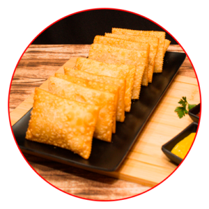 pastéis de queijo deliciosamente fritos e enfileirados da salgateria de são paulo bolitos